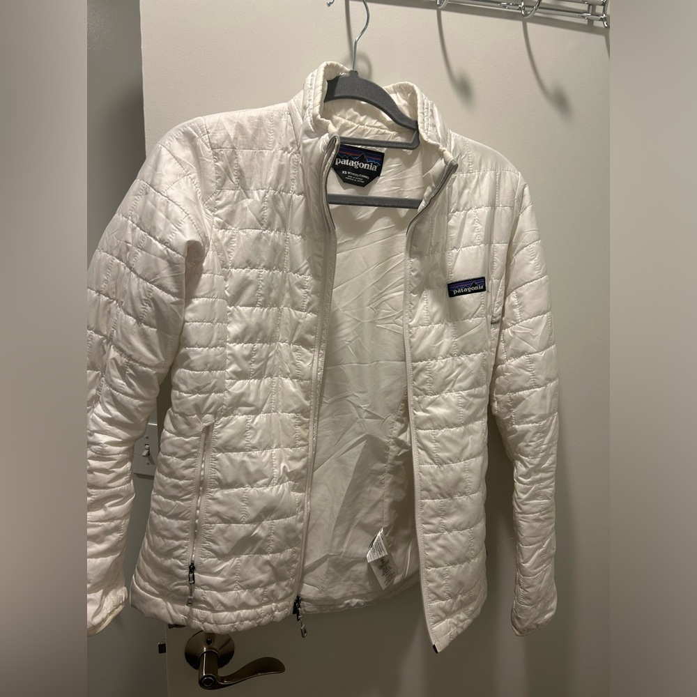 white patagonia puffer jacket XS